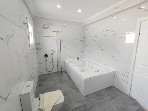 Ett badrum på Villa Holly