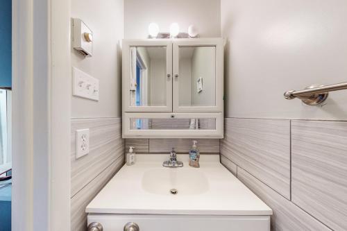 ein Badezimmer mit einem Waschbecken und einem Medizinschrank in der Unterkunft Harbor Bay in Ocean City