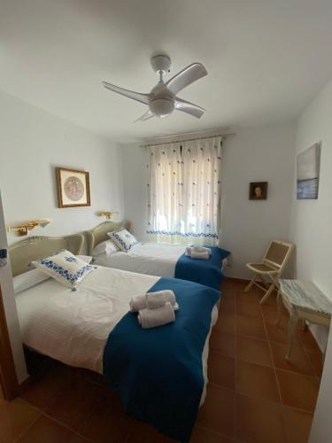 two beds in a hotel room with towels on them at Casa Neferet in Candeleda