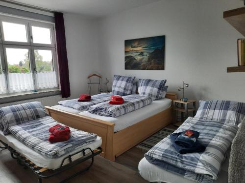 1 dormitorio con 2 camas individuales y ventana en Stefanie, en Heide