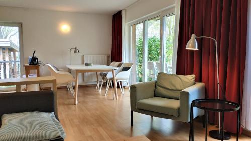 ein Wohnzimmer mit einem Tisch und einem Stuhl sowie ein Esszimmer in der Unterkunft fewos am kleinen meer in Waren (Müritz)