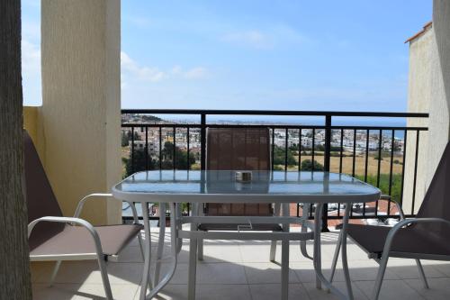 Ban công/sân hiên tại Eden Heights Sea View Apartment 502 - By IMH Travel & Tours