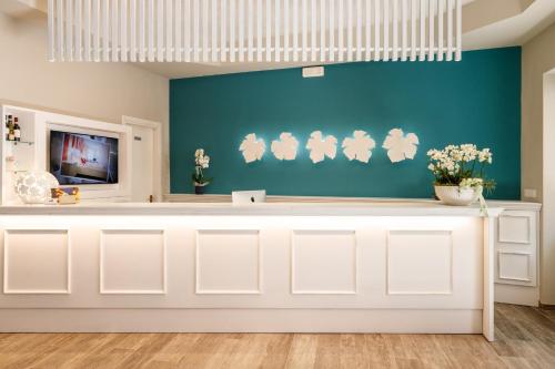 a large white counter in a room with a blue wall at Hotel Speranza in Bardolino