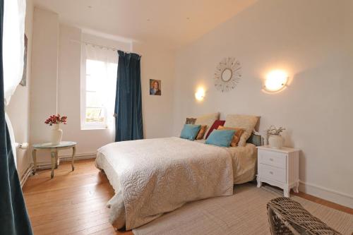 une chambre avec un grand lit et une fenêtre dans l'établissement La Petite Venise, à Longny-au-Perche