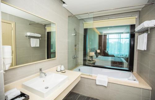 Phòng tắm tại Muong Thanh Luxury Dien Lam