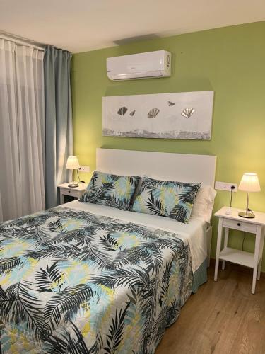 - une chambre avec un lit et 2 tables avec des lampes dans l'établissement La Perla Playa apartamento a estrenar, à Benalmádena