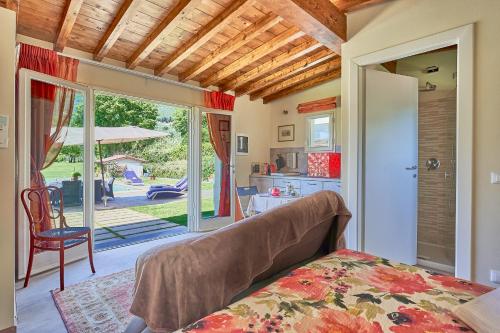 um quarto com uma cama e vista para uma cozinha em Suite Gardenia em Camaiore