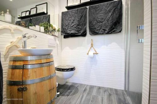 ein Bad mit einem Waschbecken und einem WC. in der Unterkunft FeWo Prora - Njoerd in Binz