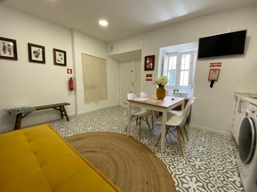 a living room with a table and a dining room at Estudio da Moeda in Évora