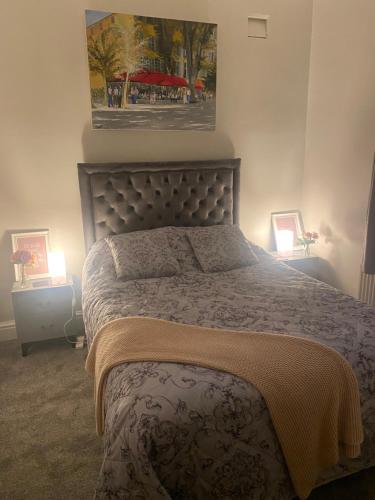 een bed in een slaapkamer met 2 lichten aan bij 1 bedroom spacious apartment in Lytham St Annes