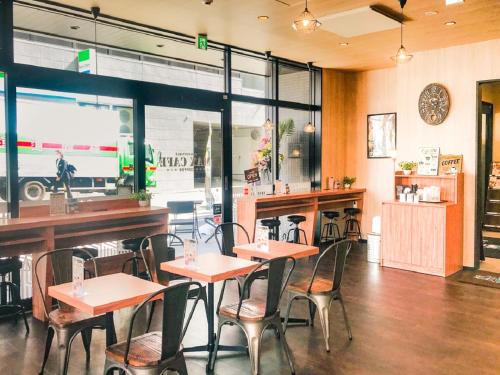 un ristorante con tavoli e sedie in una stanza di HOTEL LiVEMAX Hakata Nakasu a Fukuoka