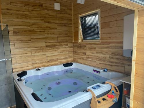Fotografia z galérie ubytovania Domek Całoroczny Fuleda -Mazury Giżycko Sauna Jacuzii Kominek v destinácii Giżycko