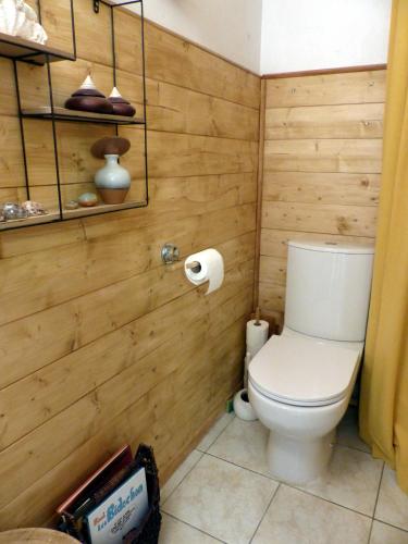 La salle de bains est pourvue de toilettes et de murs en bois. dans l'établissement L'antre sol, à Sète