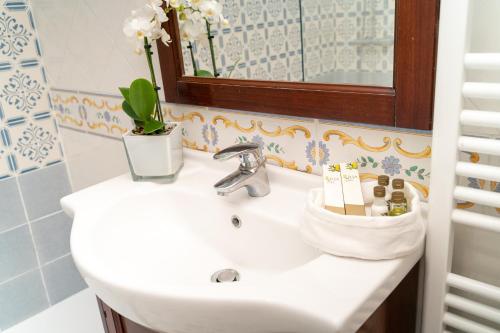 Bilik mandi di Villa Palmentiello