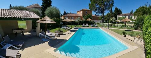 - l'image d'une piscine dans une villa dans l'établissement Hôtel Le Pradet, à Vacqueyras