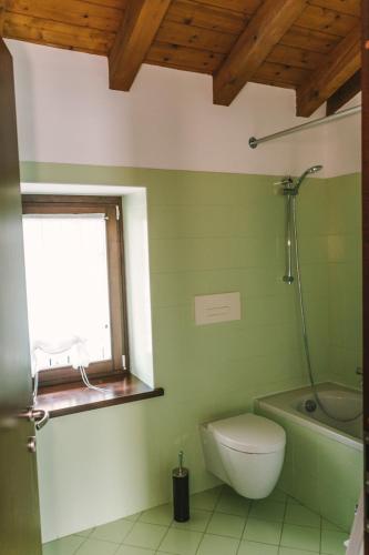 a bathroom with a toilet and a bath tub at Mela e Pera in Treviglio
