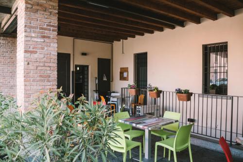 a patio with a table and chairs and plants at Mela e Pera in Treviglio