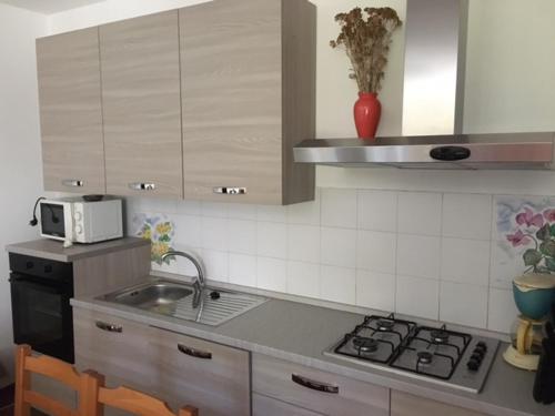 Villa Giardino Ulivo tesisinde mutfak veya mini mutfak