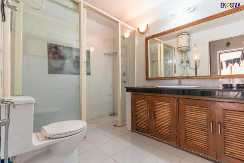 EKO STAY - Camden Villa في ناينيتال: حمام مع مرحاض ومغسلة ومرآة