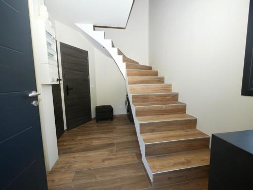 eine Treppe in einem Haus mit Holzböden in der Unterkunft Au Vert ! in Le Vert