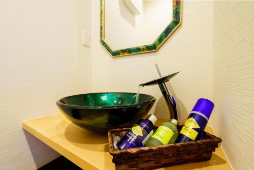 a basket of toothbrushes and a green bowl on a table at Yufuin-Sanso Waremokou in Yufuin
