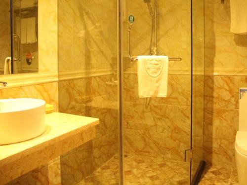 W łazience znajduje się prysznic, umywalka i toaleta. w obiekcie GreenTree Inn Guangzhou Panyu Chimelong Paradise Business Hotel w Guangzhou