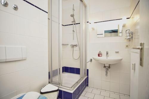 a bathroom with a shower and a sink at F-1010 Strandhaus Mönchgut Bed&Breakfast DZ 25 Garten, strandnah, inkl Frühstück in Lobbe