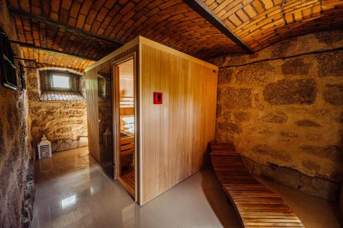 a room with a wooden door in a room with benches at Centrum Spokoju - Domki w Karkonoszach in Podgórzyn
