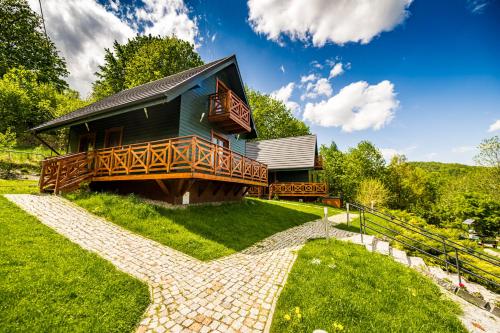 ein Haus mit einer Treppe, die hinauf führt in der Unterkunft Centrum Spokoju - Domki w Karkonoszach in Podgórzyn