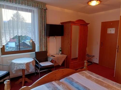 a hotel room with two beds and a window at Pension Drei Elstern in Schierke