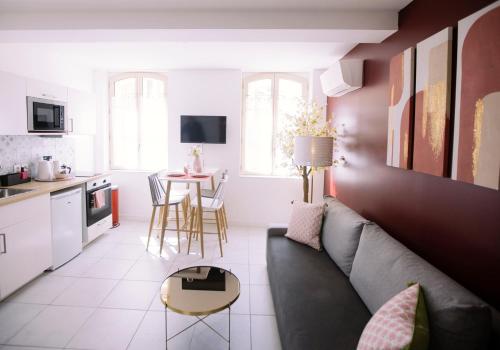 a living room with a couch and a table at Appartement climatisé hyper-centre de Toulon in Toulon