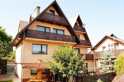 a large house with a balcony on top of it at Pokoje Gościnne Barka - 300m do RESTAURACJI - 900m do JEZIORA i VELO CZORSZTYN in Kluszkowce