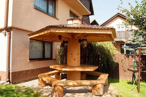 a wooden bird feeder in front of a building at Pokoje Gościnne Barka - 300m do RESTAURACJI - 900m do JEZIORA i VELO CZORSZTYN in Kluszkowce