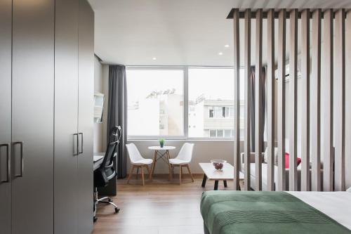Postel nebo postele na pokoji v ubytování WYZ Attiki Aparthotel