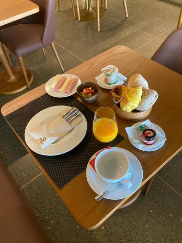 une table avec des assiettes et des bols de nourriture dans l'établissement Garça Real Flats, à Porto