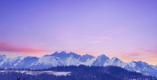 a view of a mountain range with snow covered mountains at Pokoje Gościnne Barka - 300m do RESTAURACJI - 900m do JEZIORA i VELO CZORSZTYN in Kluszkowce