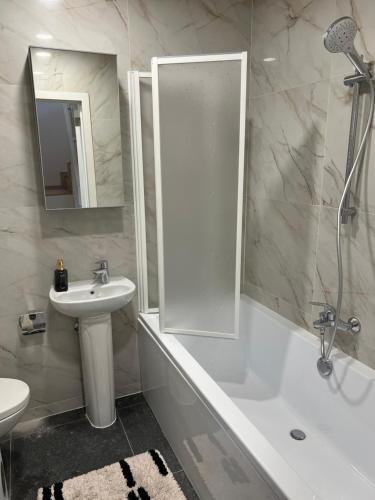Bilik mandi di Charming duplex on the canal Brussels