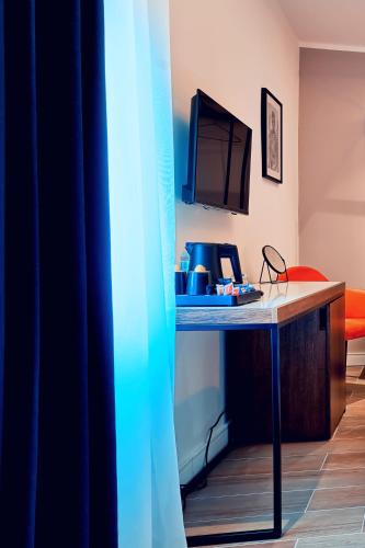a room with a desk with a computer on it at Cinematique in Mosta