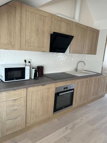 Dapur atau dapur kecil di Charming duplex on the canal Brussels