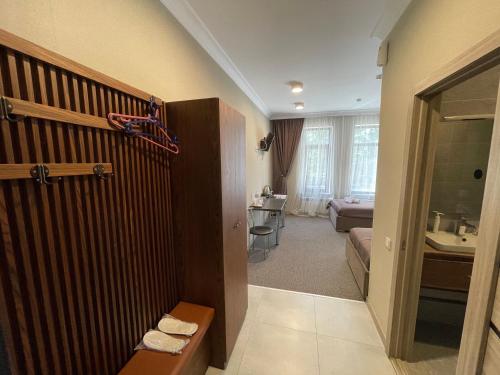 uma casa de banho com um corredor com um lavatório e um quarto em Khan Boutique Hotel em Almaty