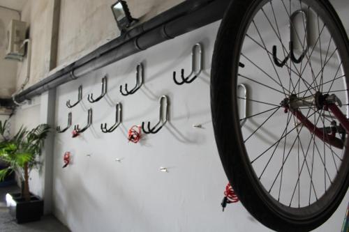 a bike tire hanging on a wall with hooks at Hotel Alda A Boira in Jaca
