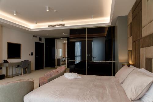 - une chambre avec un lit et un salon dans l'établissement Hotel Eterno, à Strumica
