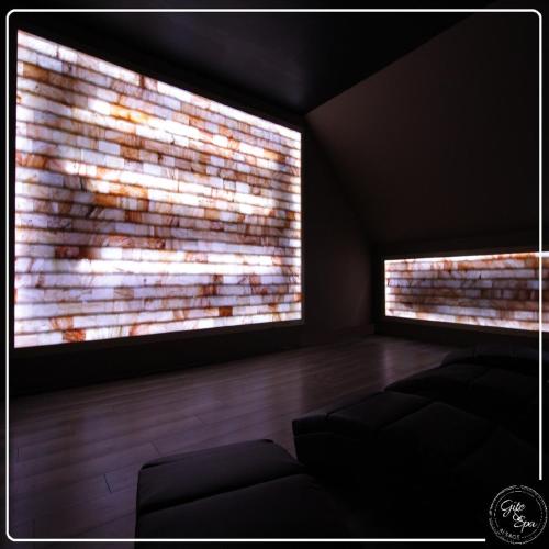 - un salon avec 2 grandes fenêtres et un canapé dans l'établissement Villa Maelio Jacuzzi Sauna et Salle de jeux - Privatif, à Saint-Maurice