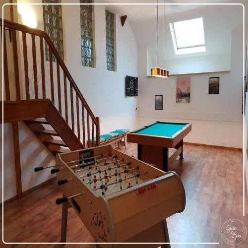 Cette chambre dispose d'un billard et d'un escalier. dans l'établissement Villa Maelio Jacuzzi Sauna et Salle de jeux - Privatif, à Saint-Maurice