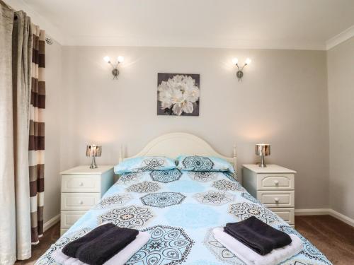 um quarto com uma cama e duas mesas de cabeceira em 493 Little Wakering Road em Southend-on-Sea