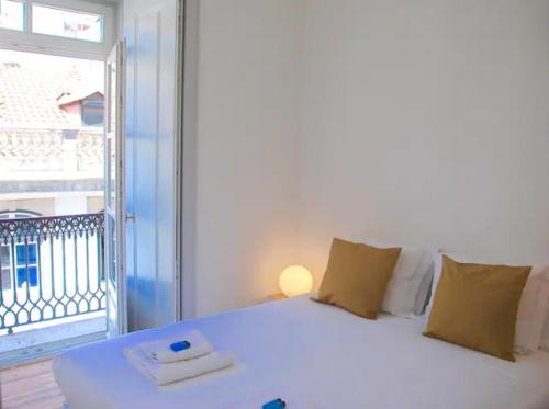 Кровать или кровати в номере Baixa Cosy Apartment