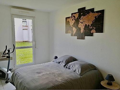 - une chambre avec un lit et une carte murale dans l'établissement appartement meublés, à Coutances