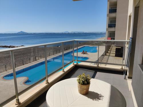 Bazén v ubytování Piso de lujo en La Manga Beach Club nebo v jeho okolí