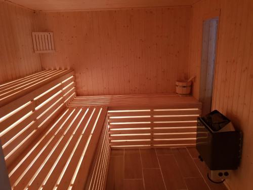 una camera con un letto in una stanza con un cestino di Villa Maelio Jacuzzi Sauna et Salle de jeux - Privatif a Saint-Maurice