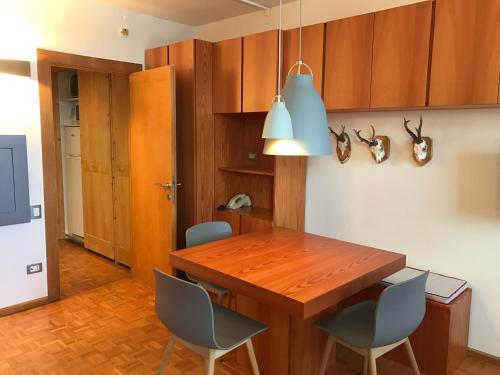 - une salle à manger avec une table et des chaises en bois dans l'établissement Appartamento con vista sull'Alpe di Siusi, à Bulla